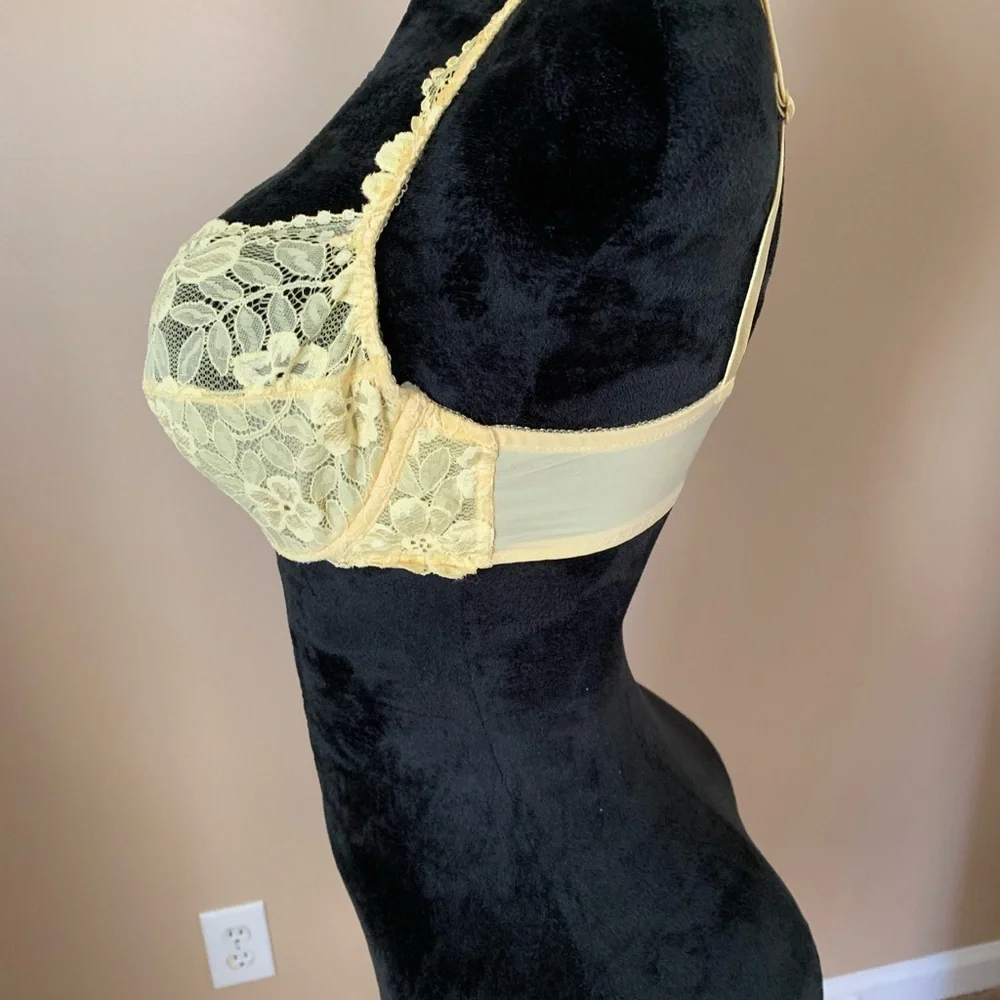 Victoria's Secret Lace Underwire Bra in Cream - Picture 4 of 7